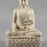 Blanc-de-Chine-Figur des Buddha Shakyamuni im Sarnath-Stil - photo 1