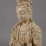 Blanc-de-Chine-Figur "Segnende Guanyin" - фото 2