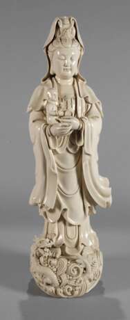 Sehr große Blanc-de-Chine-Figur "Stehende Guanyin mit dem Kinde" - photo 1