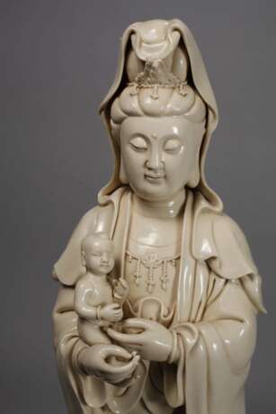 Sehr große Blanc-de-Chine-Figur "Stehende Guanyin mit dem Kinde" - photo 2