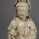 Sehr große Blanc-de-Chine-Figur "Stehende Guanyin mit dem Kinde" - photo 2