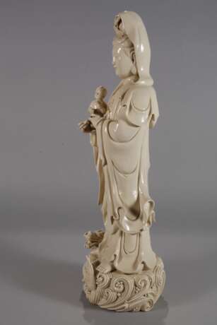 Sehr große Blanc-de-Chine-Figur "Stehende Guanyin mit dem Kinde" - photo 4