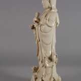 Sehr große Blanc-de-Chine-Figur "Stehende Guanyin mit dem Kinde" - photo 4