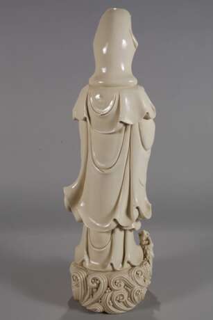 Sehr große Blanc-de-Chine-Figur "Stehende Guanyin mit dem Kinde" - photo 5