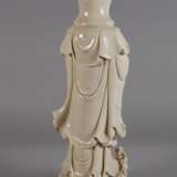 Sehr große Blanc-de-Chine-Figur "Stehende Guanyin mit dem Kinde" - photo 5