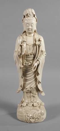 Sehr große Blanc-de-Chine-Figur "Guanyin mit Lotos und Wunschzepter" - photo 1