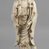 Sehr große Blanc-de-Chine-Figur "Guanyin mit Lotos und Wunschzepter" - photo 1