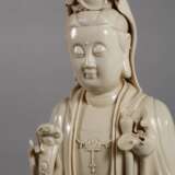 Sehr große Blanc-de-Chine-Figur "Guanyin mit Lotos und Wunschzepter" - photo 2