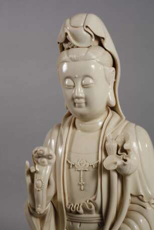 Sehr große Blanc-de-Chine-Figur "Guanyin mit Lotos und Wunschzepter" - photo 2