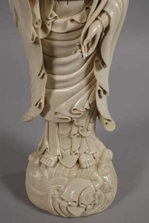 Sehr große Blanc-de-Chine-Figur "Guanyin mit Lotos und Wunschzepter" - photo 3