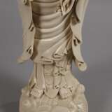 Sehr große Blanc-de-Chine-Figur "Guanyin mit Lotos und Wunschzepter" - photo 3