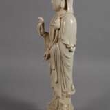 Sehr große Blanc-de-Chine-Figur "Guanyin mit Lotos und Wunschzepter" - photo 4