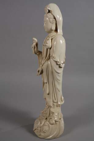 Sehr große Blanc-de-Chine-Figur "Guanyin mit Lotos und Wunschzepter" - photo 4