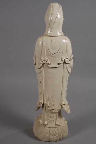 Sehr große Blanc-de-Chine-Figur "Guanyin mit Lotos und Wunschzepter" - photo 5