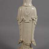 Sehr große Blanc-de-Chine-Figur "Guanyin mit Lotos und Wunschzepter" - photo 5