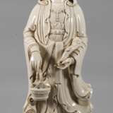 Große Blanc-de-Chine-Figur "Stehende Guanyin als Schützerin der Fischer" - photo 1