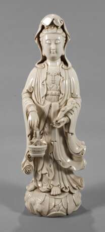 Große Blanc-de-Chine-Figur "Stehende Guanyin als Schützerin der Fischer" - photo 1