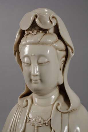 Große Blanc-de-Chine-Figur "Stehende Guanyin als Schützerin der Fischer" - photo 2