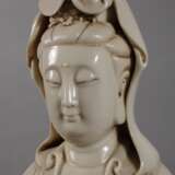 Große Blanc-de-Chine-Figur "Stehende Guanyin als Schützerin der Fischer" - photo 2