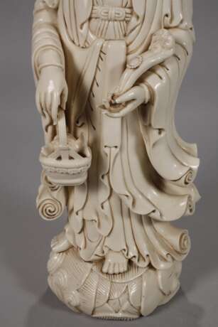 Große Blanc-de-Chine-Figur "Stehende Guanyin als Schützerin der Fischer" - photo 3