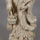 Große Blanc-de-Chine-Figur "Stehende Guanyin als Schützerin der Fischer" - photo 3