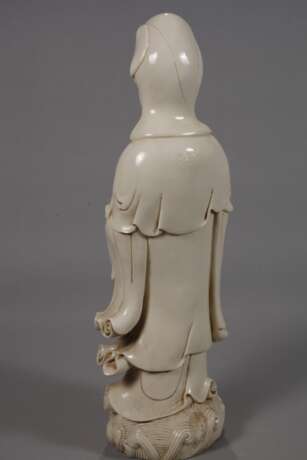 Große Blanc-de-Chine-Figur "Stehende Guanyin als Schützerin der Fischer" - photo 5