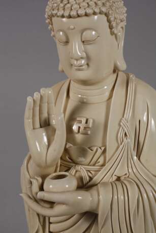 Sehr große Blanc-de-Chine-Figur "Buddha Shakaymuni mit der Almosenschale" - photo 2