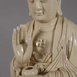 Sehr große Blanc-de-Chine-Figur "Buddha Shakaymuni mit der Almosenschale" - photo 2