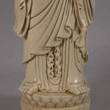 Sehr große Blanc-de-Chine-Figur "Buddha Shakaymuni mit der Almosenschale" - photo 3