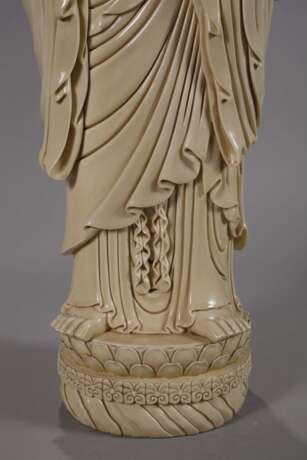 Sehr große Blanc-de-Chine-Figur "Buddha Shakaymuni mit der Almosenschale" - photo 3