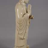 Sehr große Blanc-de-Chine-Figur "Buddha Shakaymuni mit der Almosenschale" - photo 4