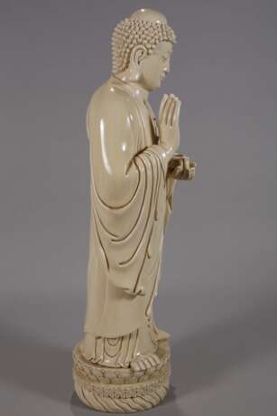 Sehr große Blanc-de-Chine-Figur "Buddha Shakaymuni mit der Almosenschale" - photo 4