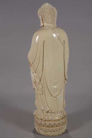 Sehr große Blanc-de-Chine-Figur "Buddha Shakaymuni mit der Almosenschale" - photo 5