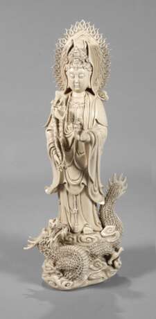 Große Blanc-de-Chine-Figur "Stehende Guanyin mit der Drachenperle" - photo 1