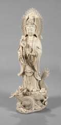 Große Blanc-de-Chine-Figur &quot;Stehende Guanyin mit der Drachenperle&quot;