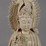 Große Blanc-de-Chine-Figur "Stehende Guanyin mit der Drachenperle" - photo 2