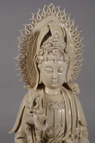 Große Blanc-de-Chine-Figur "Stehende Guanyin mit der Drachenperle" - photo 2