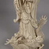 Große Blanc-de-Chine-Figur "Stehende Guanyin mit der Drachenperle" - photo 3