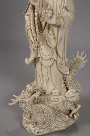 Große Blanc-de-Chine-Figur "Stehende Guanyin mit der Drachenperle" - photo 3