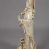 Große Blanc-de-Chine-Figur "Stehende Guanyin mit der Drachenperle" - photo 4