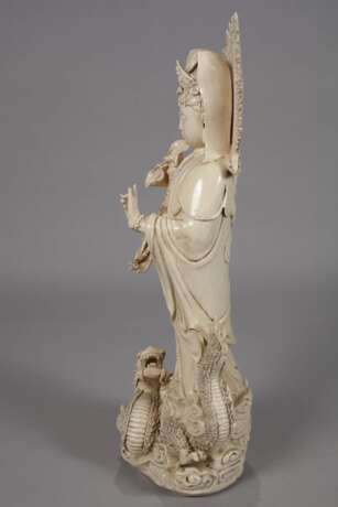 Große Blanc-de-Chine-Figur "Stehende Guanyin mit der Drachenperle" - photo 4