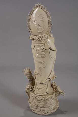 Große Blanc-de-Chine-Figur "Stehende Guanyin mit der Drachenperle" - photo 5