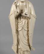 Produktkatalog. Riesige Blanc-de-Chine-Figur &quot;Stehende Guanyin mit Wunschzepter und Ambrosiaflasche&quot;