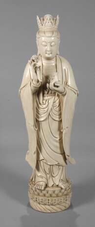 Riesige Blanc-de-Chine-Figur "Stehende Guanyin mit Wunschzepter und Ambrosiaflasche" - фото 1