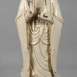 Riesige Blanc-de-Chine-Figur "Stehende Guanyin mit Wunschzepter und Ambrosiaflasche" - фото 1