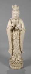 Riesige Blanc-de-Chine-Figur &quot;Stehende Guanyin mit Wunschzepter und Ambrosiaflasche&quot;