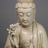 Riesige Blanc-de-Chine-Figur "Stehende Guanyin mit Wunschzepter und Ambrosiaflasche" - фото 2