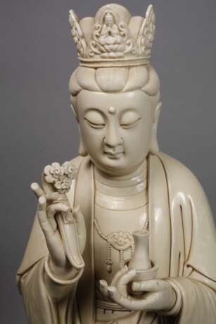 Riesige Blanc-de-Chine-Figur "Stehende Guanyin mit Wunschzepter und Ambrosiaflasche" - фото 2