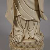 Riesige Blanc-de-Chine-Figur "Stehende Guanyin mit Wunschzepter und Ambrosiaflasche" - фото 3