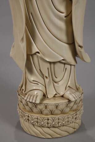 Riesige Blanc-de-Chine-Figur "Stehende Guanyin mit Wunschzepter und Ambrosiaflasche" - фото 3